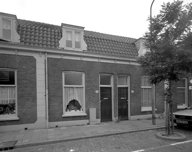 Gezicht op de voorgevels van de huizen Abstederdijk 247-249 te Utrecht.