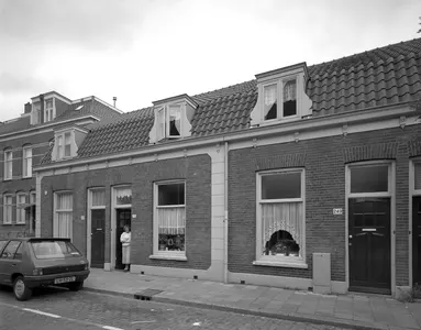 Gezicht op de voorgevels van de huizen Abstederdijk 249-253 te Utrecht.