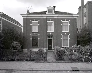 Gezicht op de voorgevel van het dubbele huis Abstederdijk 309-311 te Utrecht met de voortuin.
