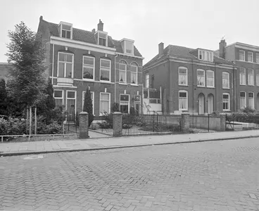 Gezicht op de voorgevels van de huizen Abstederdijk 319-325/325bis te Utrecht, uit het noordoosten.