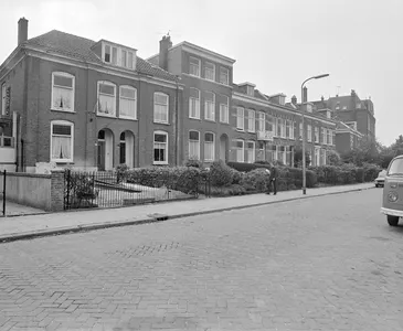 Gezicht op de voorgevels van de huizen Abstederdijk 321-lager te Utrecht, uit het noordoosten.