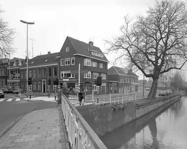 Gezicht op de voorgevels van de huizen Abstederdijk 2-14 (rechts) te Utrecht vanaf de Krommerijnbrug (voorgrond), uit het zuiden; links de huizen Tolsteegsingel 45-48 en geheel rechts de Kromme Rijn.