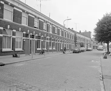 Gezicht op de voorgevels van de huizen Abstederdijk 42 (links)-hoger te Utrecht.