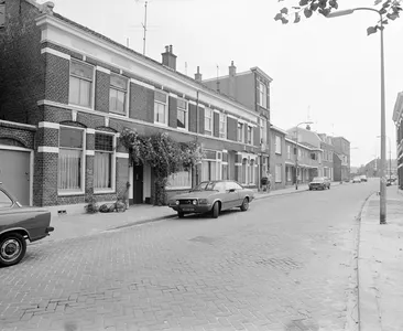 Gezicht op de voorgevels van de huizen Abstederdijk 54 (links)-hoger te Utrecht.