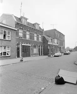 Gezicht op de voorgevels van de huizen Abstederdijk 62 (links)-hoger te Utrecht.