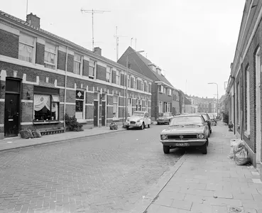 Gezicht op de voorgevels van de huizen Abstederdijk 84 (links)-hoger te Utrecht.