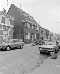 Gezicht op de voorgevels van de huizen Abstederdijk 94 (links)-hoger te Utrecht.