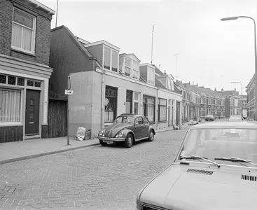 Gezicht op de voorgevels van de huizen Abstederdijk 104 (links)-hoger te Utrecht.