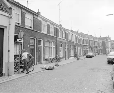 Gezicht op de voorgevels van de huizen Abstederdijk 114 (links)-hoger te Utrecht.