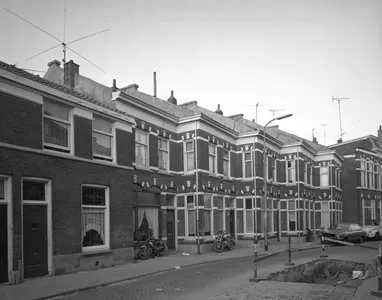 Gezicht op de voorgevels van de huizen Abstederdijk 122-132 te Utrecht uit het zuidwesten.