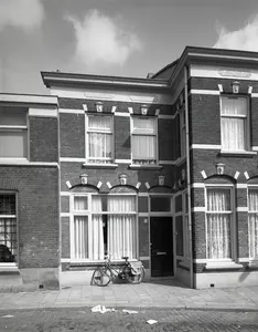 Gezicht op de voorgevel van het huis Abstederdijk 124 te Utrecht.