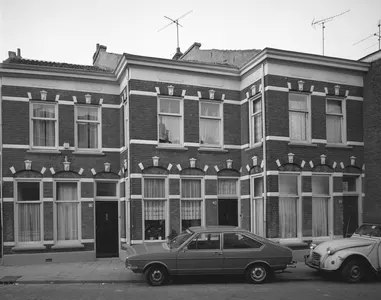 Gezicht op de voorgevels van de huizen Abstederdijk 128-132 te Utrecht.