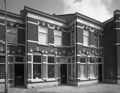 Gezicht op de voorgevels van de huizen Abstederdijk 130-132 (rechts nr. 132) te Utrecht.