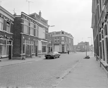 Gezicht in de Abstederdijk te Utrecht met de huizen nrs. 136-hoger, op de achtergrond de kruising met de Minstraat.