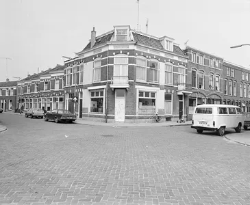 Gezicht in de Abstederdijk te Utrecht met de huizen nrs. 138-lager, vanaf de kruising met de Minstraat, met rechts de huizen Minstraat 21-lager.