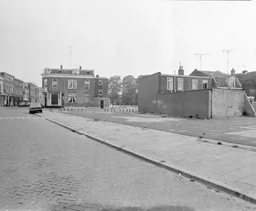 Gezicht op de voorgevel van het huis Abstederdijk 140 (achtergrond) te Utrecht, vanaf de Minstraat; rechts op de voorgrond een braakliggend terrein met de achterzijde van de huizen Abstederdijk 225-hoger.