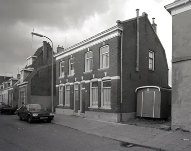 Gezicht op de voorgevels van de huizen Abstederdijk 172-184 (rechts nr. 184) te Utrecht met gedeelten van de zijgevels van de huizen nrs. 180 en 184, uit het zuidoosten.