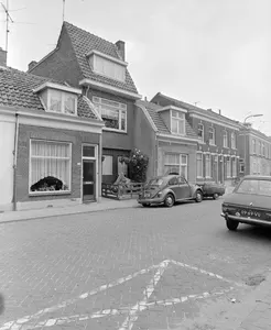 Gezicht op de voorgevels van de huizen Abstederdijk 176-184 te Utrecht, uit het zuidwesten.