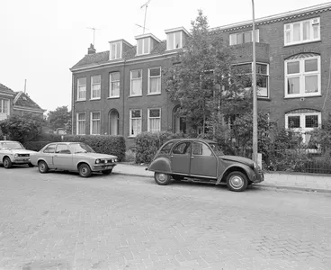 Gezicht op de voorgevels van de huizen Abstederdijk 190A-192 te Utrecht uit het zuidoosten; ter weerszijden gedeelten van de huizen nrs. 190 (links) en 194 (rechts).