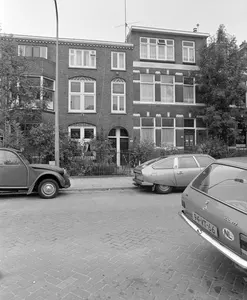 Gezicht op de voorgevels en -tuinen van de huizen Abstederdijk 194-196 te Utrecht, met links een gedeelte van het huis nr. 192.