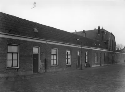 Gezicht op de voorgevels van de huizen Notebomenlaan 206 (links)- hoger te Utrecht; op de achtergrond een gedeelte van de voormalige St.-Aloysiuskerk (Abstederdijk 301).