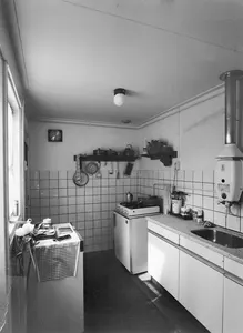 Interieur van het huis Abstederdijk 90 te Utrecht: (gemoderniseerde) keuken.