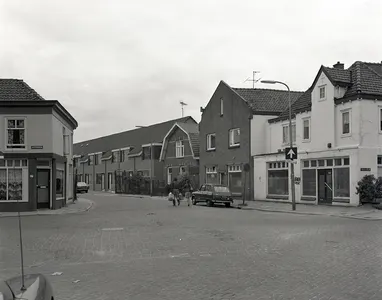 Gezicht in de Notebomenlaan te Utrecht met de voorgevels van de huizen nrs. 1 (rechts)-hoger, uit het noordwesten; links een deel van het huis Abstederdijk 67 (hoek Notebomenlaan); rechts de hoek met de Maanstraat.