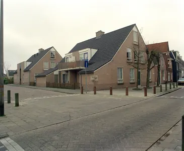 Gezicht op de voorgevel van het huis Abstederdijk 131 te Utrecht met links de Abstederhof.
