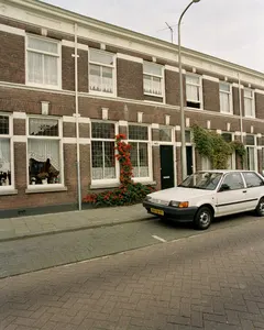 Gezicht op de voorgevel van het huis Abstederdijk 46 te Utrecht.