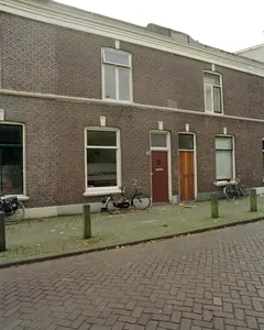 Gezicht op de voorgevel van het huis Abstederdijk 55 te Utrecht.