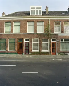 Gezicht op de voorgevel van het huis Abstederdijk 10 te Utrecht.