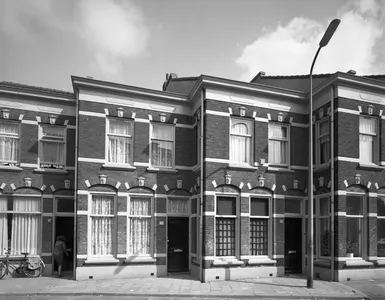 Gezicht op de voorgevels van de huizen Abstederdijk 126 (links) en 128 te Utrecht.
