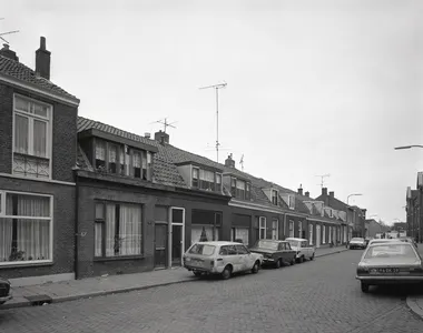 Gezicht op de voorgevels van de huizen Abstederdijk 115 (links)-lager te Utrecht