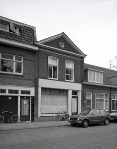 Gezicht op de voorgevels van de panden Abstederdijk 33 (links), 31 en 29 te Utrecht