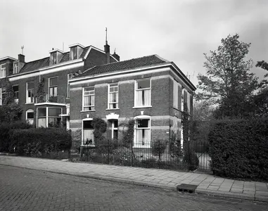 Gezicht op de voorgevel van het pand Abstederdijk 210 te Utrecht.