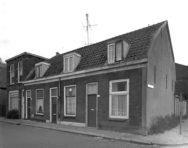 Gezicht op de voorgevels van de panden Abstederdijk 69 (rechts)-lager te Utrecht.