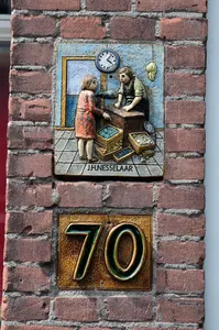 Afbeelding van de keramische tegel van groenteboer J.H. Nesselaar in het huis Abstederdijk 70 te Utrecht.