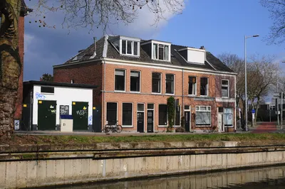 Gezicht op de huizen Abstederdijk 8 (links) -14 te Utrecht, met op de voorgrond de Kromme Rijn.