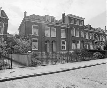 Gezicht op de huizen Abstederdijk 321 (links) -315 te Utrecht.