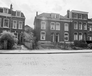 Gezicht op de huizen Abstederdijk 323 (links) -317 te Utrecht.