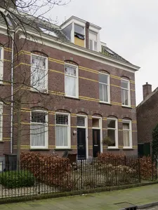Gezicht op de voorgevel van de panden Abstederdijk 255-257 te Utrecht.