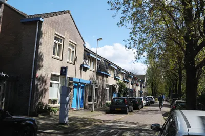 Gezicht op de huizen Abstederdijk 160 (links) -hoger te Utrecht.