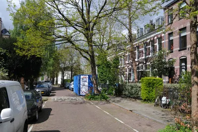 Gezicht in de Abstederdijk te Utrecht, met de huizen Abstederdijk 204 (rechts) -lager.