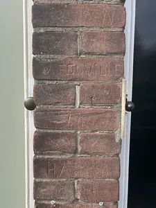 Afbeelding van de inscriptie "W. Fonville" in een baksteen naast de voordeur van het huis Abstederdijk 50 te Utrecht. Wim Fonville woonde ooit op dit adres.