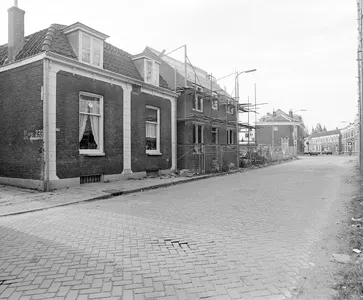 Gezicht op de woning Abstederdijk 233 te Utrecht, waar rechts de nieuwe woning Abstederijk 225 gebouwd wordt, met op de achtergrond de kruising met de Minstraat.